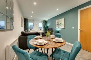 uma sala de jantar e sala de estar com mesa e cadeiras em All Saints Apartments 606 by Week2Week em Newcastle upon Tyne
