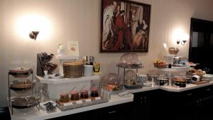 Hotel Marthahaus في هالي ان دير زاله: غرفة ورفوف مليئة بمختلف انواع الحلويات