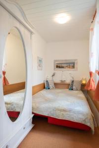Een bed of bedden in een kamer bij Bodden Paradise Cottage