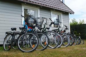 una fila de bicicletas estacionadas frente a una casa en Piastogród, en Jarosławiec