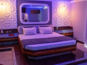 a small bedroom with a bed in a plane at Cartago Hotel in Rio de Janeiro