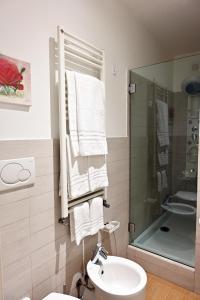 ein Bad mit einem Waschbecken, einer Dusche und Handtüchern in der Unterkunft Angy's House in Santa Margherita Ligure