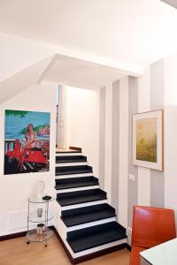 eine Treppe in einem Zimmer mit Wandgemälde in der Unterkunft Angy's House in Santa Margherita Ligure