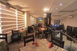 un comedor con mesas y sillas en un restaurante en Oakspring Hotel and Luxury Suites, en Lagos