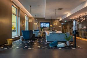 a lobby with blue chairs and a waiting room at the niu Ridge in Halle an der Saale