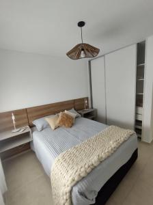 ein Schlafzimmer mit einem Bett, auf dem eine Katze liegt in der Unterkunft Hermoso Departamento confort y calidad in Cordoba + 11 Fotos