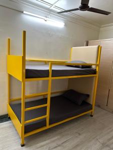 een geel stapelbed in een kamer met: bij Beyond Stays in Pune