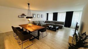 sala de estar con mesa y sofá en Paradeplatz Apartment by Airhome en Zúrich