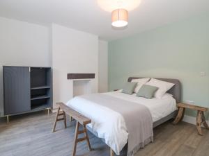 1 dormitorio con 1 cama grande y TV en Hendre, en Menai Bridge