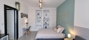 a living room with a bed and a desk at Élégant Appartement Centre Ville - 4 pers in Étaples