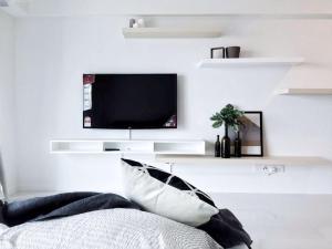 En tv och/eller ett underhållningssystem på Golden horse suite @ mercu summer suite