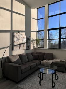 sala de estar con sofá y mesa en MEB Loft, en Darby