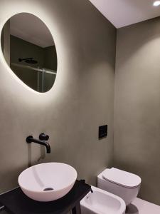 ein Badezimmer mit einem weißen Waschbecken und einem Spiegel in der Unterkunft CivitaNave in Civitanova Marche