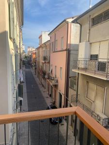 Blick auf eine Straße vom Balkon eines Gebäudes in der Unterkunft CivitaNave in Civitanova Marche