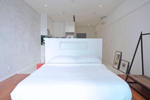 Säng eller sängar i ett rum på Golden horse suite @ mercu summer suite