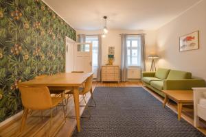 ein Wohnzimmer mit einem Tisch und einem Sofa in der Unterkunft Design Apartments Potsdam West in Potsdam
