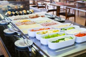 馬略卡島帕爾馬的住宿－加泰羅尼亞馬略卡酒店，自助餐,餐桌上有许多不同类型的食物