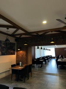 A restaurant or other place to eat at Penzion Moto