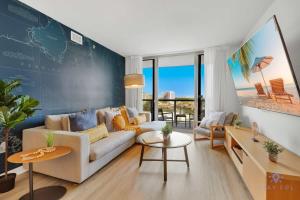 una sala de estar con un sofá y una mesa en Infinite Views, Amazing Pool, Gym, Near Beach, en Hallandale Beach