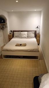 um quarto com uma cama num quarto em Charming and Modern Cave in the Heart of the Port em Nice