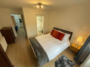 Una cama o camas en una habitación de Complete flat Close to Tube!