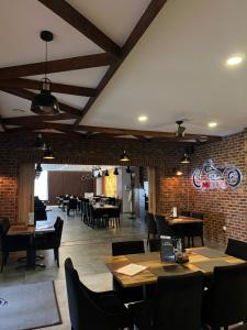 A restaurant or other place to eat at Penzion Moto