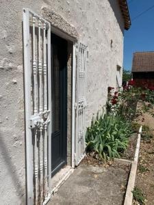 an entrance to a house with a door and a plant at La Halte Ligerienne in Saint-Gervais-la-Forêt