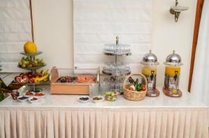 een buffet met eten en drinken op een tafel bij Astir Of Naxos in Naxos Chora