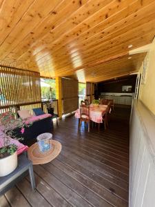 sala de estar con suelo de madera y techo de madera en Au Pied des Sources, en Cilaos
