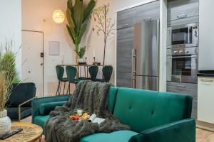 a living room with a green couch and a table at tuGuest Cetti Meriem Apartment in Granada