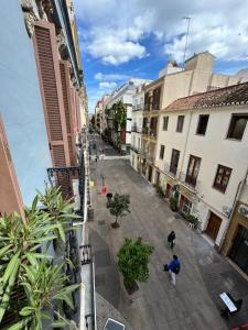 Eine Stadtstraße mit Leuten, die eine Straße entlang laufen in der Unterkunft Studio Arts Soho - Malaga in Málaga