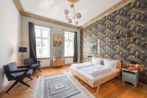 Schlafzimmer mit einem Bett, einem Schreibtisch und einem Stuhl in der Unterkunft Design Apartments Potsdam West in Potsdam