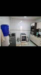 una cucina con piano cottura e forno a microonde di Aluga-se casa com piscina a Guarujá