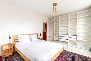 Tempat tidur dalam kamar di Hackney - Victoria Park Generous 2 Bed Terrace