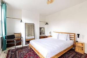 Tempat tidur dalam kamar di Hackney - Victoria Park Generous 2 Bed Terrace