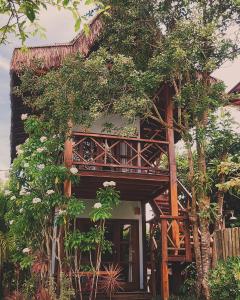 a tree house with a balcony and trees at Aldeia dos Corais - Taipu de Fora in Barra Grande