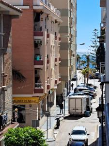 uma rua da cidade com um camião estacionado na rua em APARTAMENTO SAN ANDRÉS TORRE DEL MAR em Torre del Mar