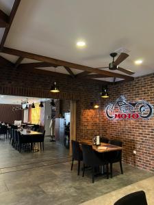 A restaurant or other place to eat at Penzion Moto