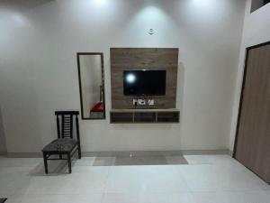 TV at/o entertainment center sa Hotel Super Residency - Nizamuddin