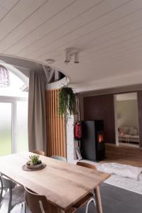 une salle à manger avec une table et une cheminée dans l'établissement KROOST, à Lokeren