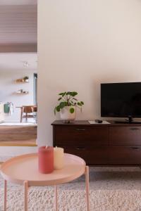 un soggiorno con TV e tavolo di KROOST a Lokeren