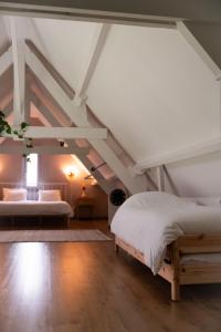 a attic bedroom with a bed at KROOST in Lokeren