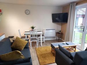 una sala de estar con un sofá y una mesa en 59 Trevithick Court, Tolroy Manor, en Hayle