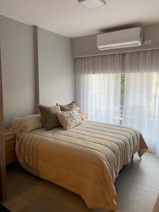 una camera con letto e condizionatore d'aria di Departamento de lujo con amenities, a estrenar a Buenos Aires