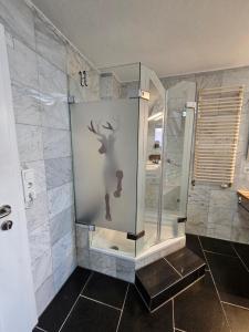 A bathroom at Ferienwohnung Neuheim