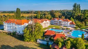 Bazén v ubytování Aranyszarvas Panzió****, Étterem és Grillterasz nebo v jeho okolí