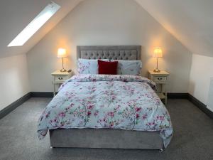 a bedroom with a large bed with two night stands at Luxury 5 Bed all en-suite home with Hot tub in Hale