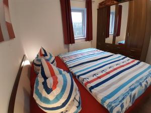 dos camas sentadas una al lado de la otra en una habitación en Wikingerland Typ 1 Erdgeschoss, en Langballig