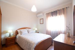 1 dormitorio con 1 cama, vestidor y ventana en PortoMar House Apartament, en Leça da Palmeira