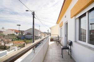 balcón con vistas a la ciudad en PortoMar House Apartament, en Leça da Palmeira